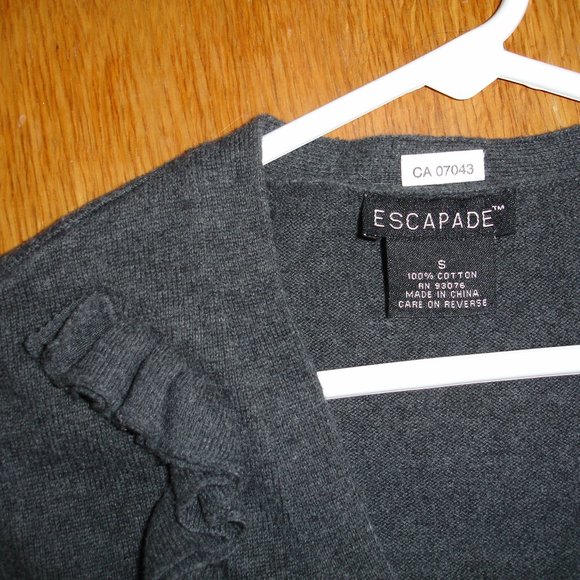 ESCAPADE Gray Small Sweater - Picture 2 of 5